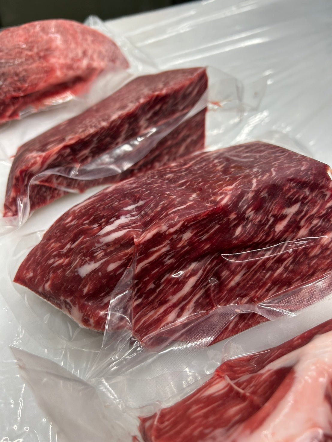【ご家庭用】冷凍ローストビーフ用ブロック 約400g ¥2700(税込)