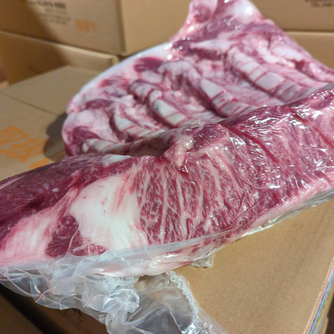 【写真現物】三角バラ 4番クラス 国産交雑牛 7.4kg 512左 上カルビ 単価3,380/kg(税込)