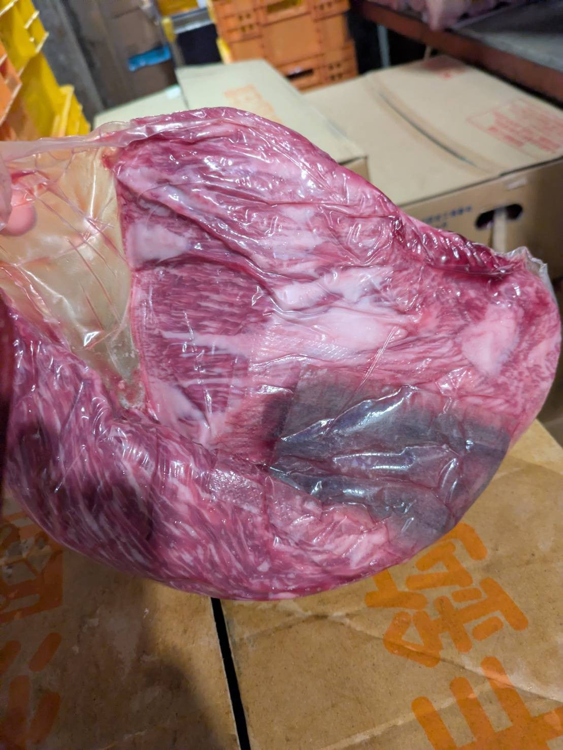 【現物写真】【冷凍】 国産交雑牛トモサンカク 埼玉県産 559左 1.7kg 単価4,300/kg(税込) 賞味期限2028年10月18日