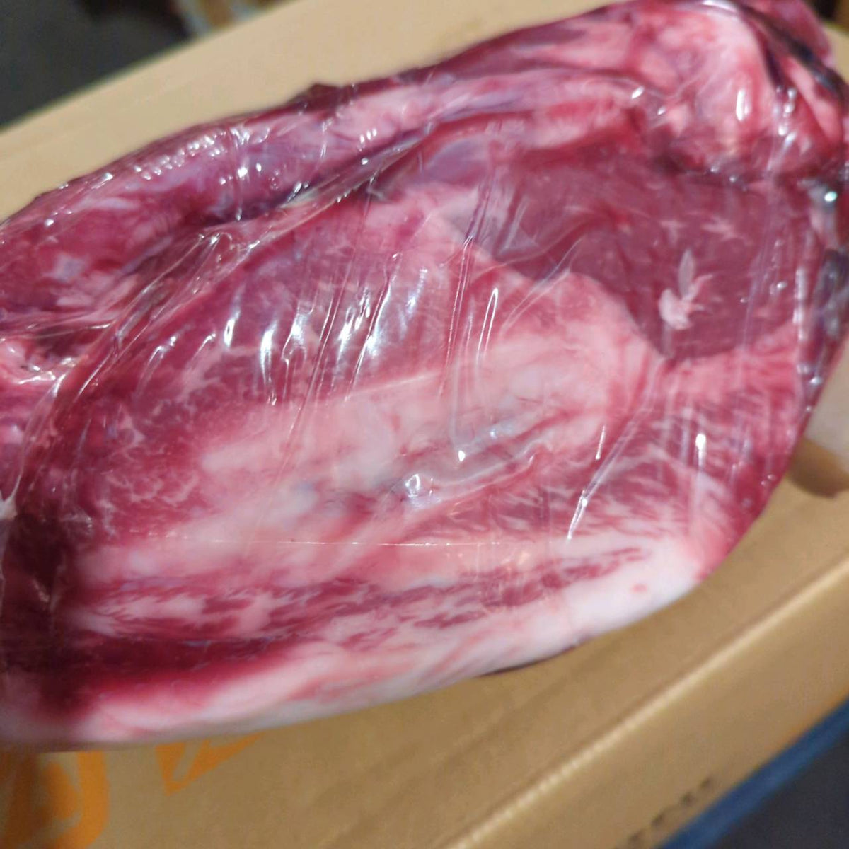 【写真現物】冷蔵 国産交雑牛ランプ 4番クラス 93右 6.3kg 単価3,980/kg(税込)