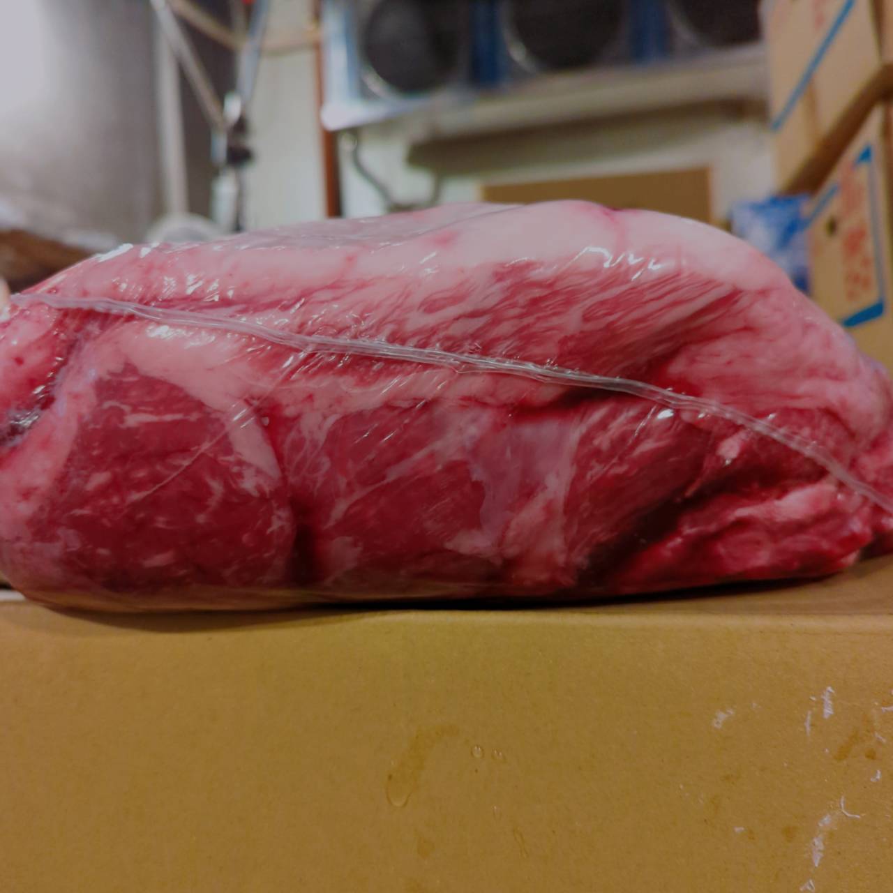 【写真現物】冷蔵 　国産交雑牛ランプ　 122左 7.2kg 　単価3,700/kg（税込）