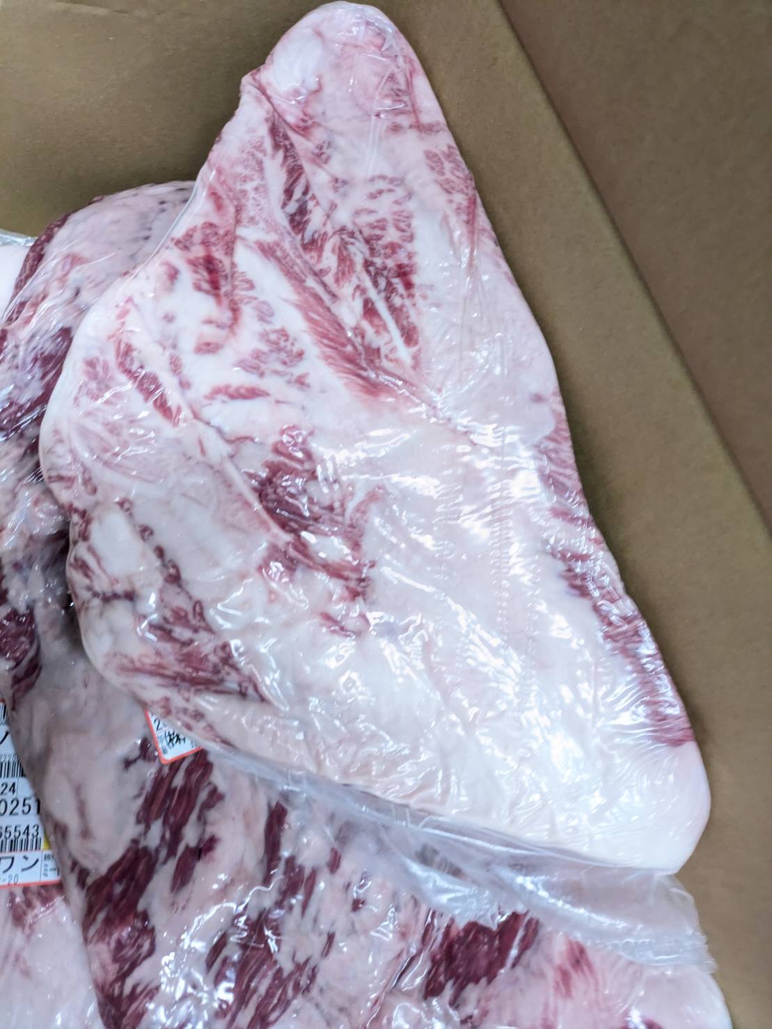 【写真現物】冷蔵 　国産交雑牛ボンショー（上バラ）　 枝番（124右）1.8kg 　単価5,040/kg（税込）