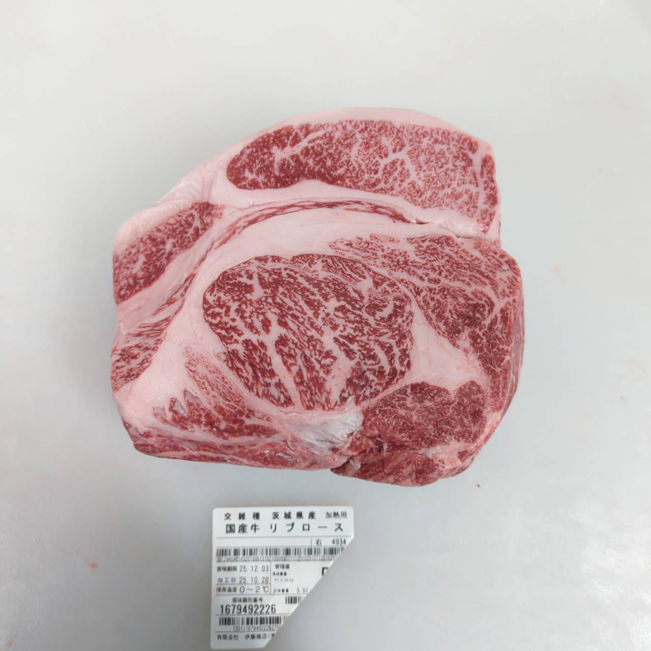 冷凍 交雑牛リブロース　２分割(肩側) 　2.9kg 茨城県産　4934右  単価¥4500/kg 賞味期限2027/10/19