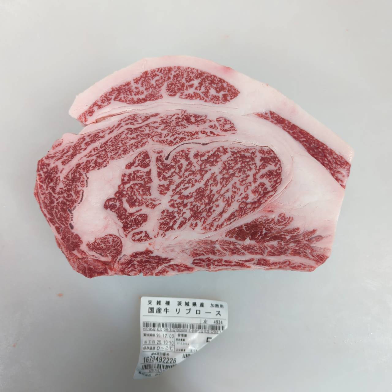 冷凍 交雑牛リブロース　２分割 　2.5kg 茨城県産　4934左  単価¥4500/kg 賞味期限2027/10/19