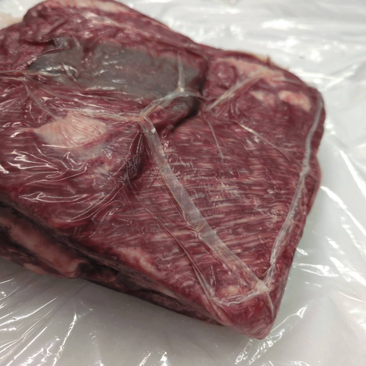 ●冷凍　 交雑牛切り落とし（トモバラ）　4番クラス　単価3900円/kg（税込み）【重量不定貫】