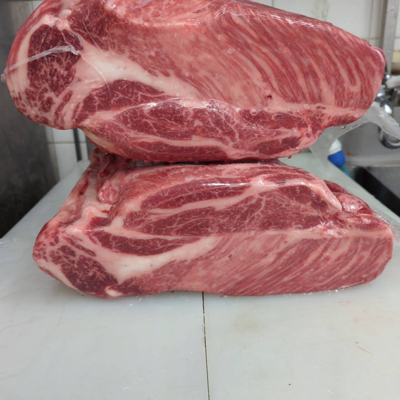 【訳あり】冷蔵　交雑牛カタロース（分割）北海道産　　580右　21.4kg 単価¥3980/kg（税込） 賞味期限2026/07/08