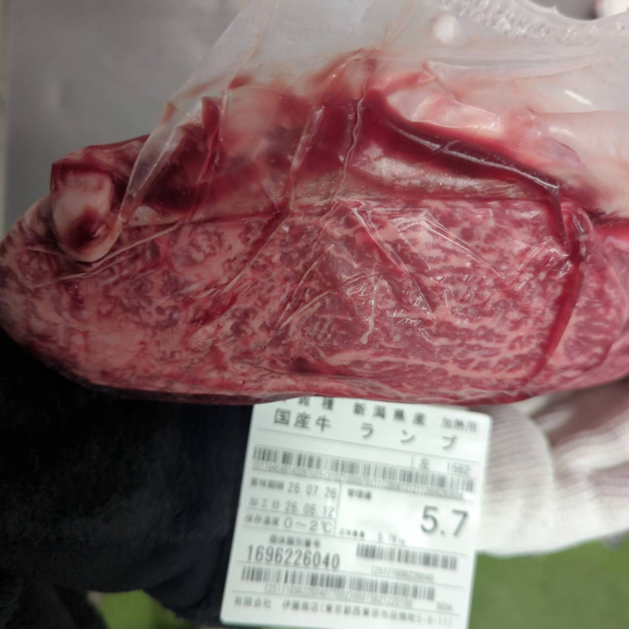【写真現物】冷蔵　交雑牛ランプ　4番クラス　新潟県産　1562左　単価3700円/㎏（税込）