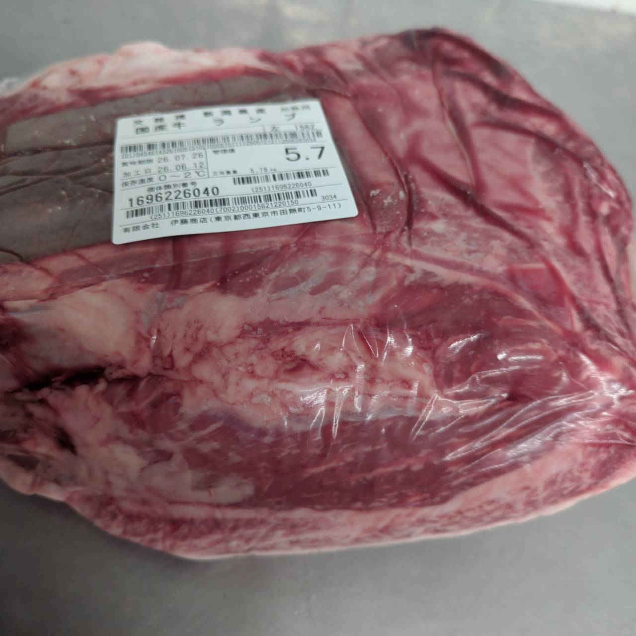 【写真現物】冷蔵　交雑牛ランプ　4番クラス　新潟県産　1562左　単価3700円/㎏（税込）