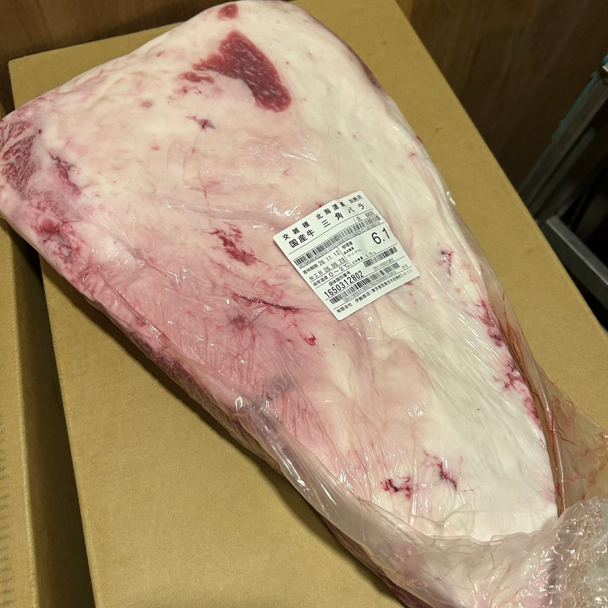 三角バラ　関西わり(三角形スタイル)　3番クラス　国産交雑牛　上カルビ　単価3,380/kg（税込）