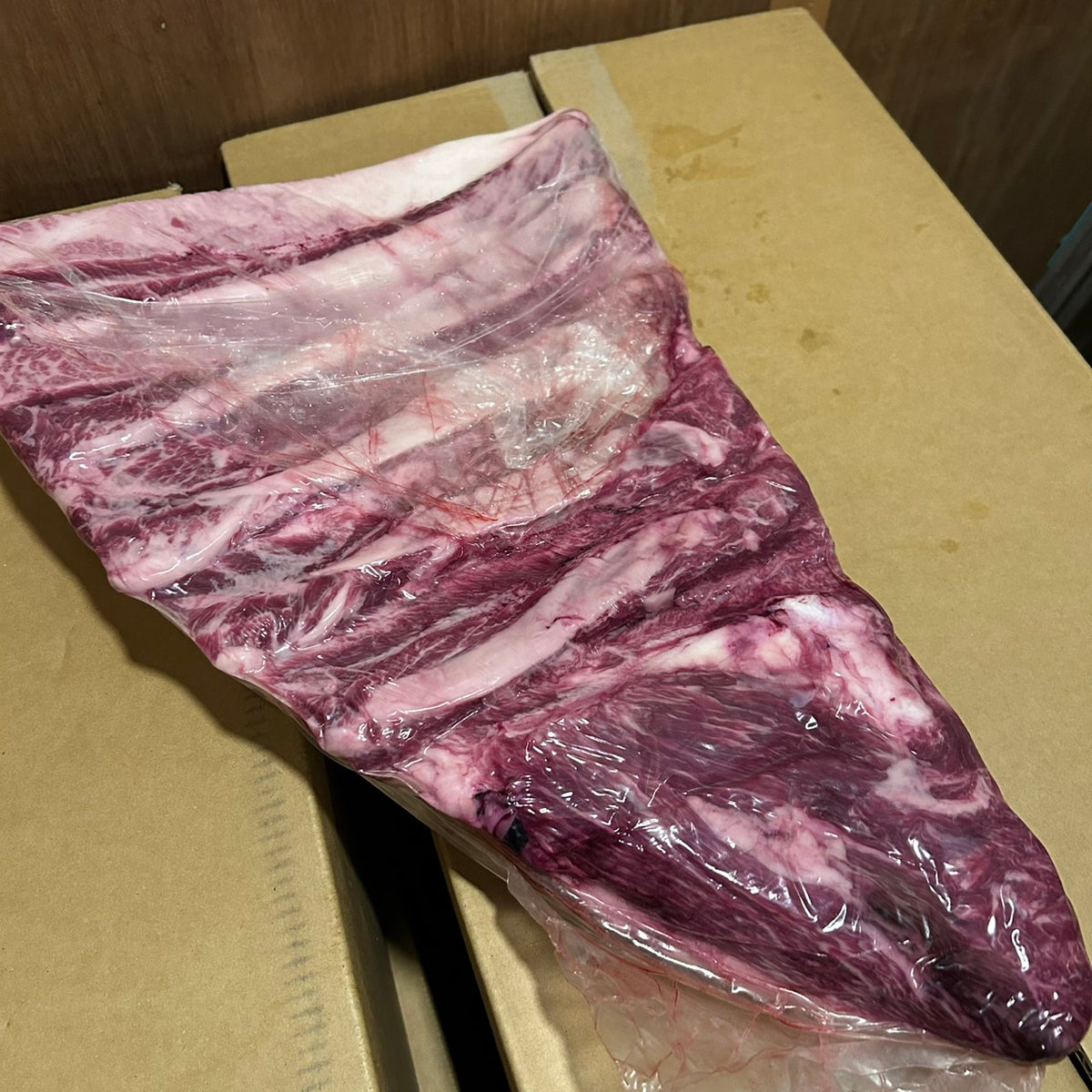 三角バラ　関西わり(三角形スタイル)　3番クラス　国産交雑牛　上カルビ　単価3,380/kg（税込）