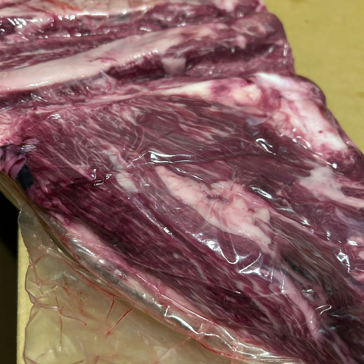 三角バラ　関西わり(三角形スタイル)　3番クラス　国産交雑牛　上カルビ　単価3,380/kg（税込）
