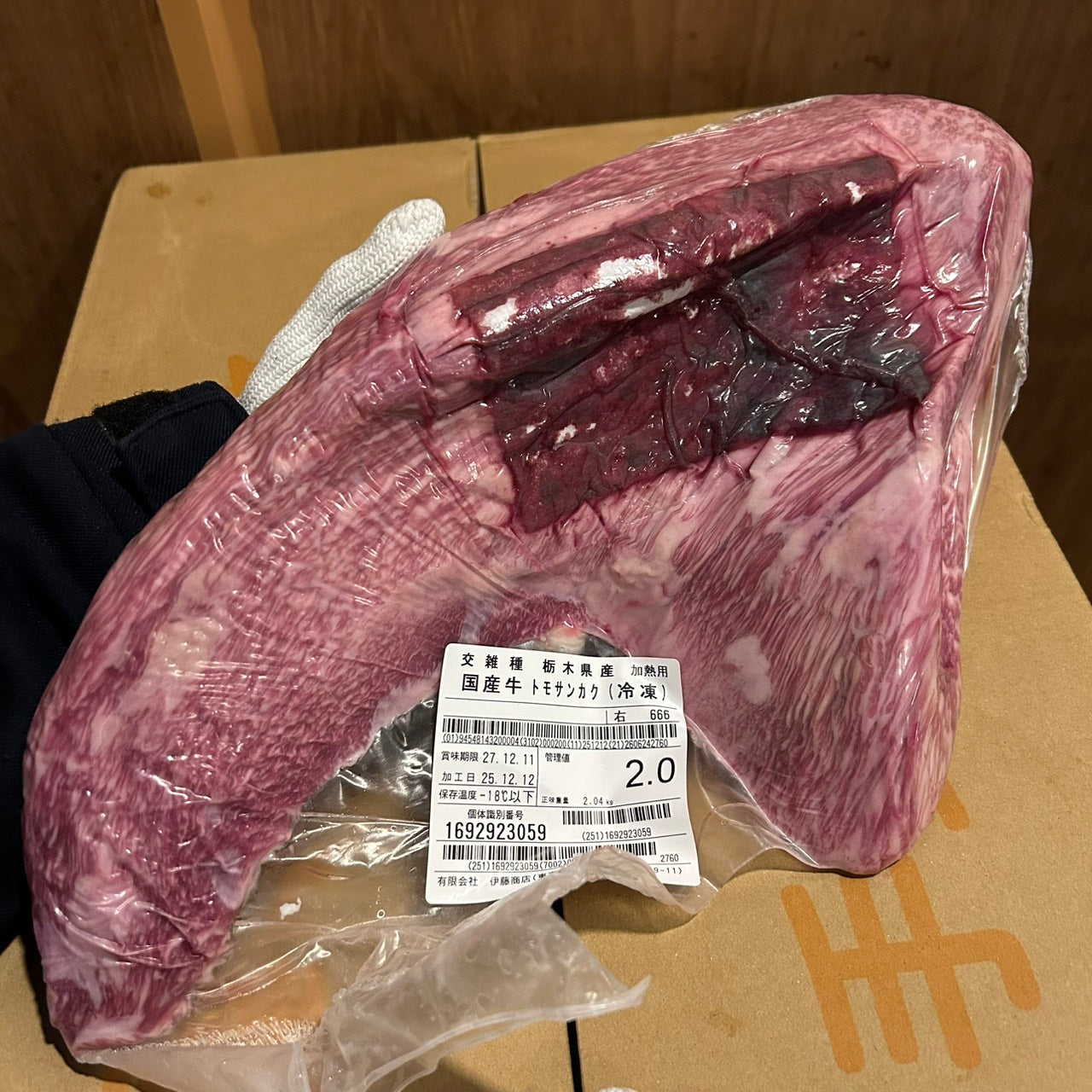 【新着冷凍】●冷凍　 交雑牛トモサンカク　栃木県産　666右　2.0㎏ 　単価¥6000円/kg （税込）