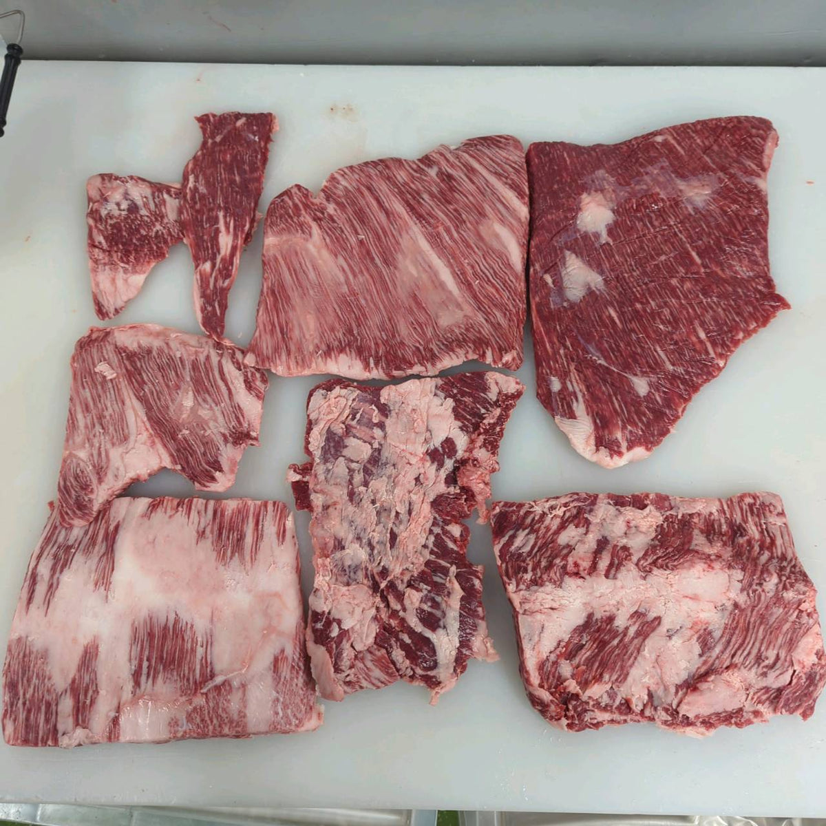 カルビ切り落とし4番クラス　国産交雑牛【冷蔵】トモバラ　焼材　単価4430円/kg（税込み）