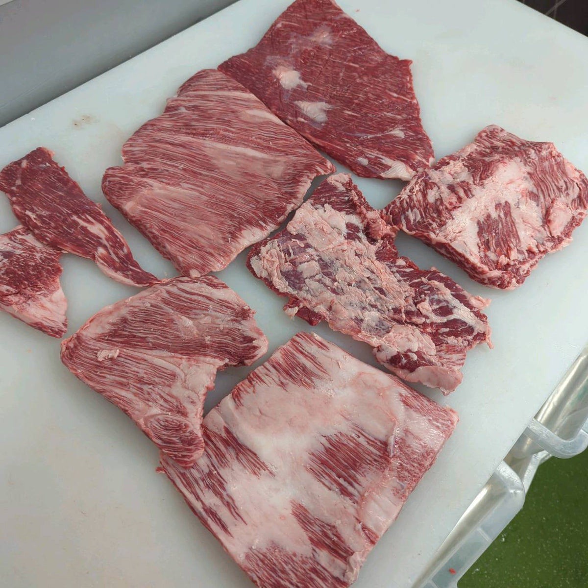 カルビ切り落とし4番クラス　国産交雑牛【冷蔵】トモバラ　焼材　単価4430円/kg（税込み）