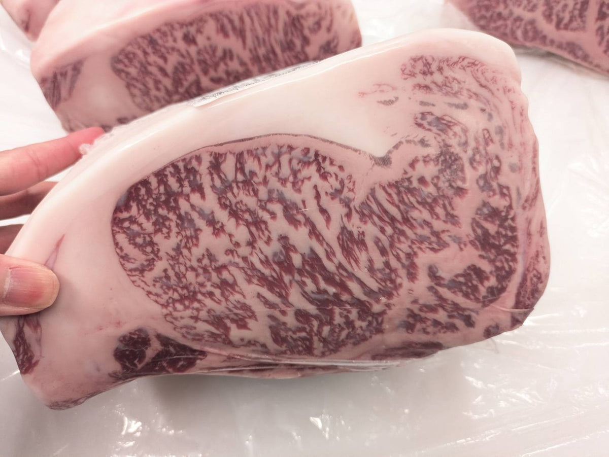【現物写真】冷凍 国産交雑牛サーロイン真ん中3つ 栃木県産 101右 8.3kg 単価7,770/kg（税込） 賞味期限2028年09月09日