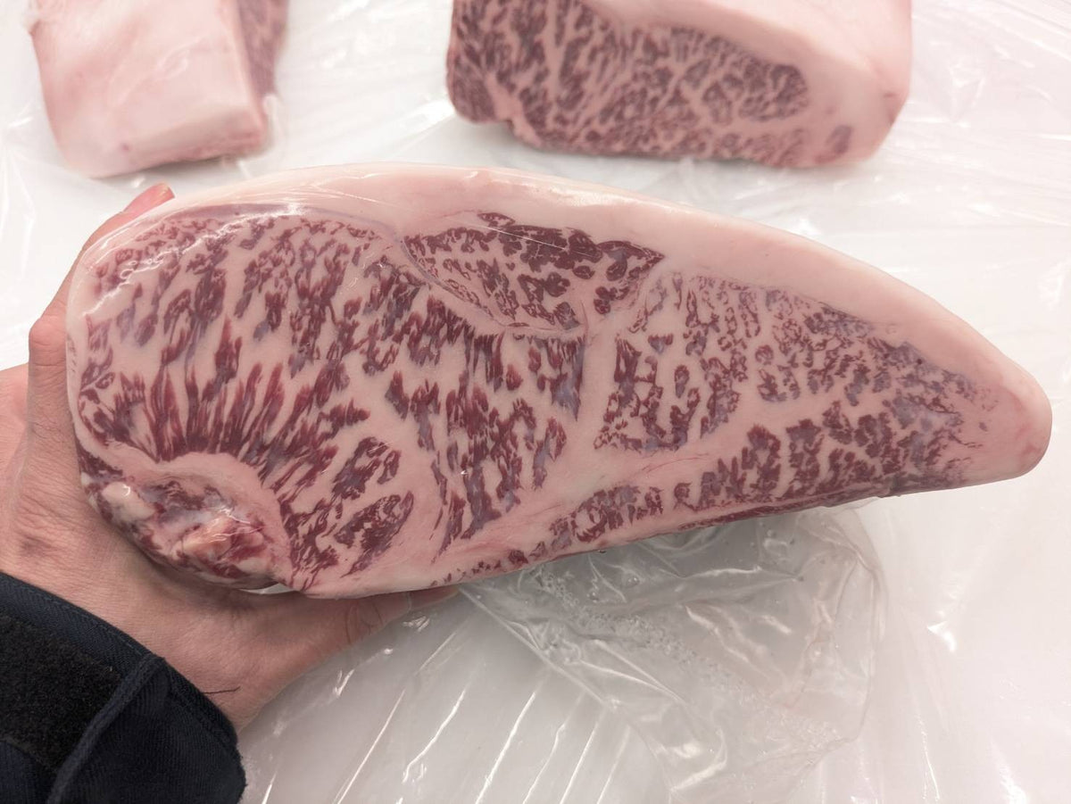 【現物写真】冷凍 国産交雑牛サーロイン真ん中3つ 栃木県産 101右 8.3kg 単価7,770/kg（税込） 賞味期限2028年09月09日