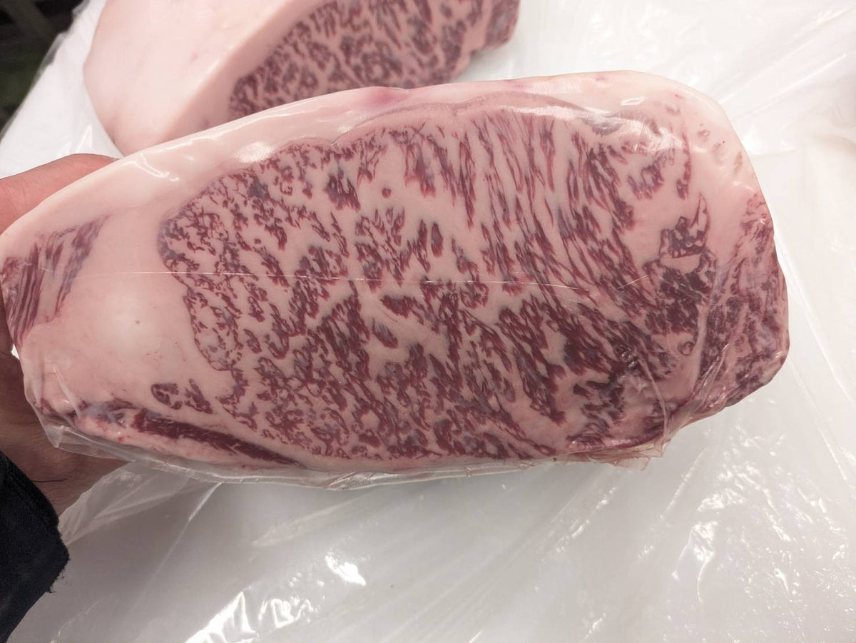 【現物写真】冷凍 国産交雑牛サーロイン真ん中3つ 栃木県産 101右 8.3kg 単価7,770/kg（税込） 賞味期限2028年09月09日