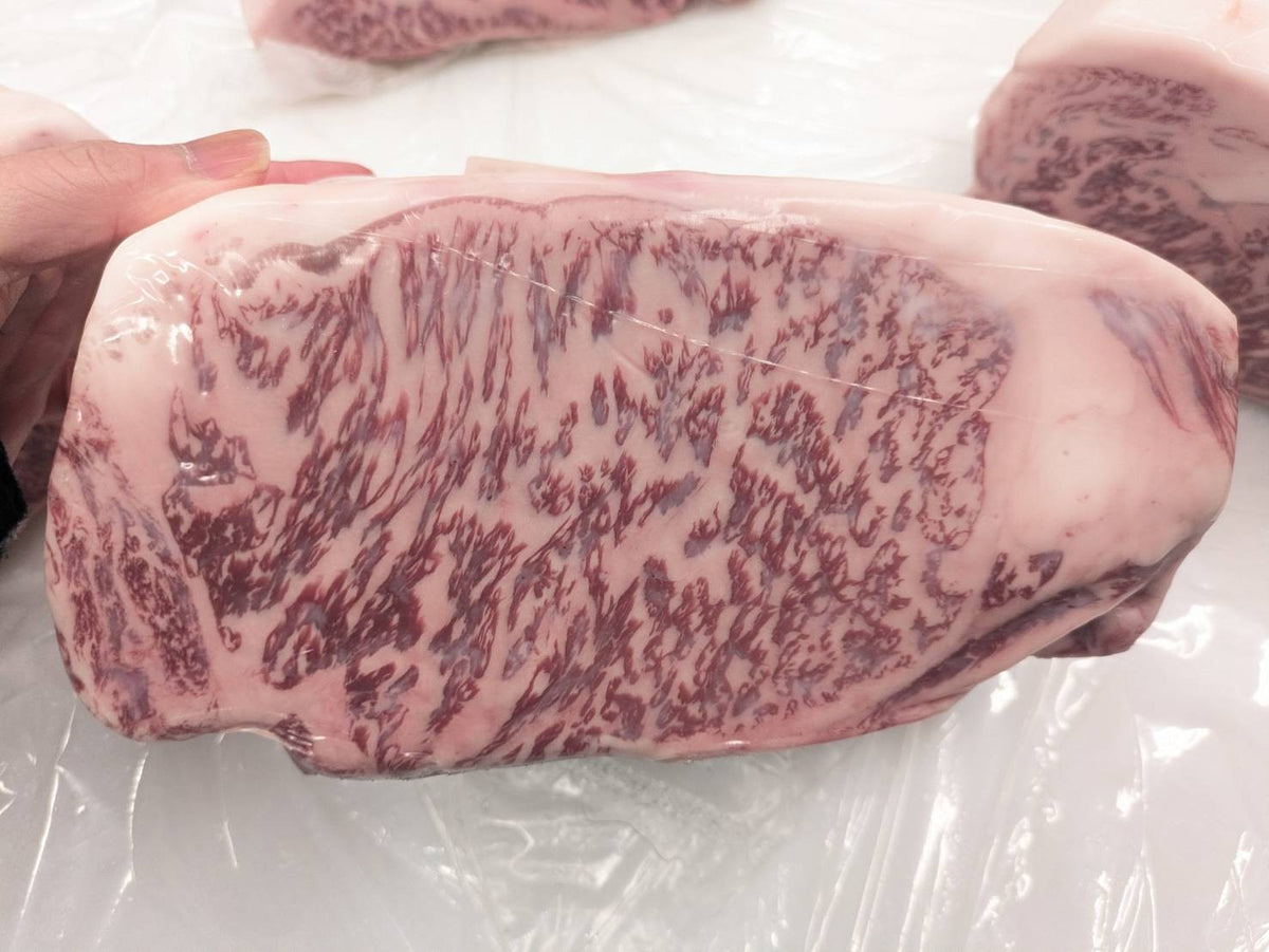 【現物写真】冷凍 国産交雑牛サーロイン真ん中3つ 栃木県産 101右 8.3kg 単価7,770/kg（税込） 賞味期限2028年09月09日