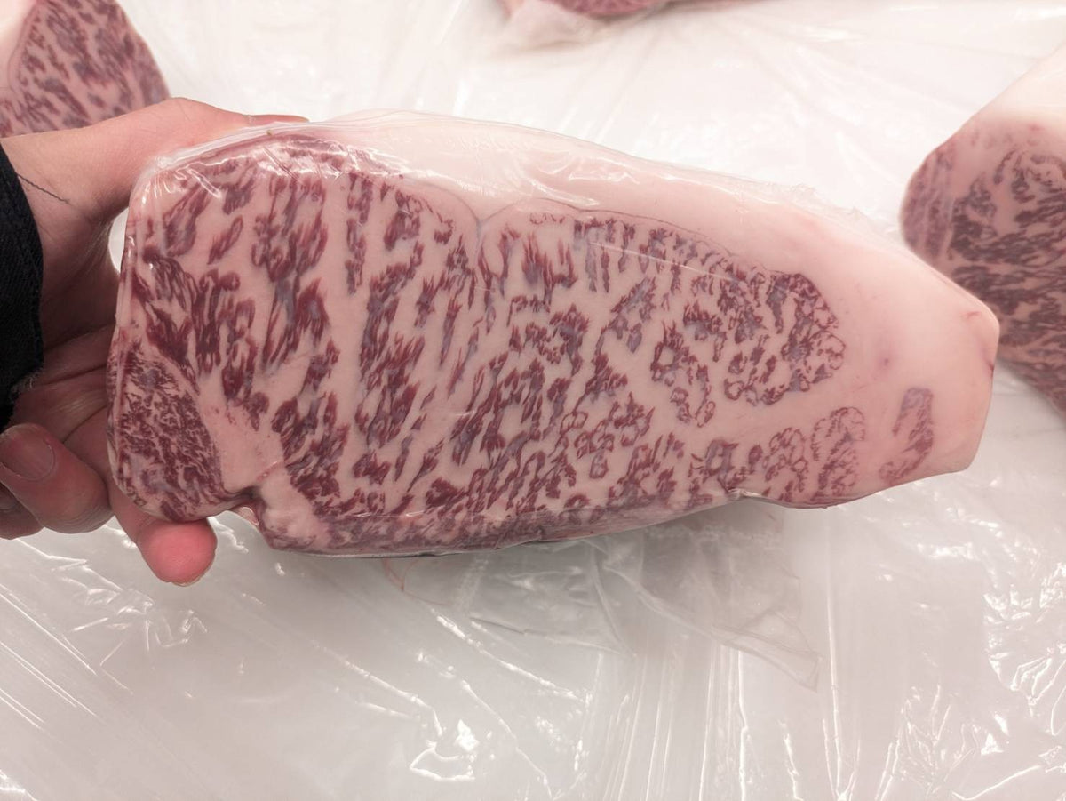 【現物写真】冷凍 国産交雑牛サーロイン真ん中3つ 栃木県産 101右 8.3kg 単価7,770/kg（税込） 賞味期限2028年09月09日