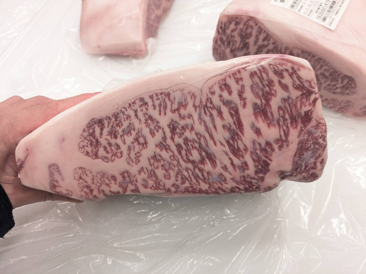 【現物写真】冷凍 国産交雑牛サーロイン真ん中3つ 栃木県産 101右 8.3kg 単価7,770/kg（税込） 賞味期限2028年09月09日