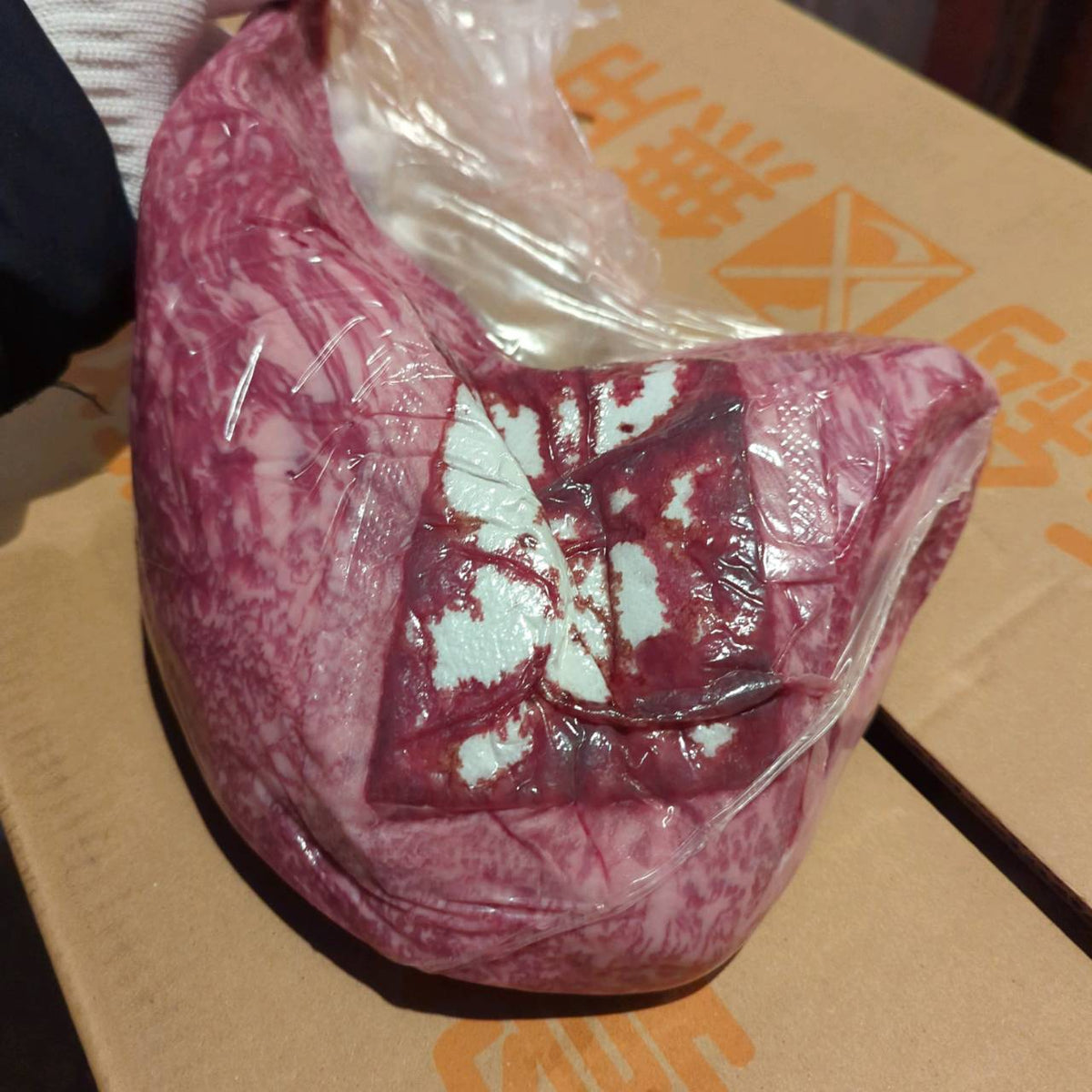 【現物写真】冷蔵  国産交雑牛トモサンカク  155左 1.9kg 単価6,180/kg（税込） 賞味期限2026年11月21日