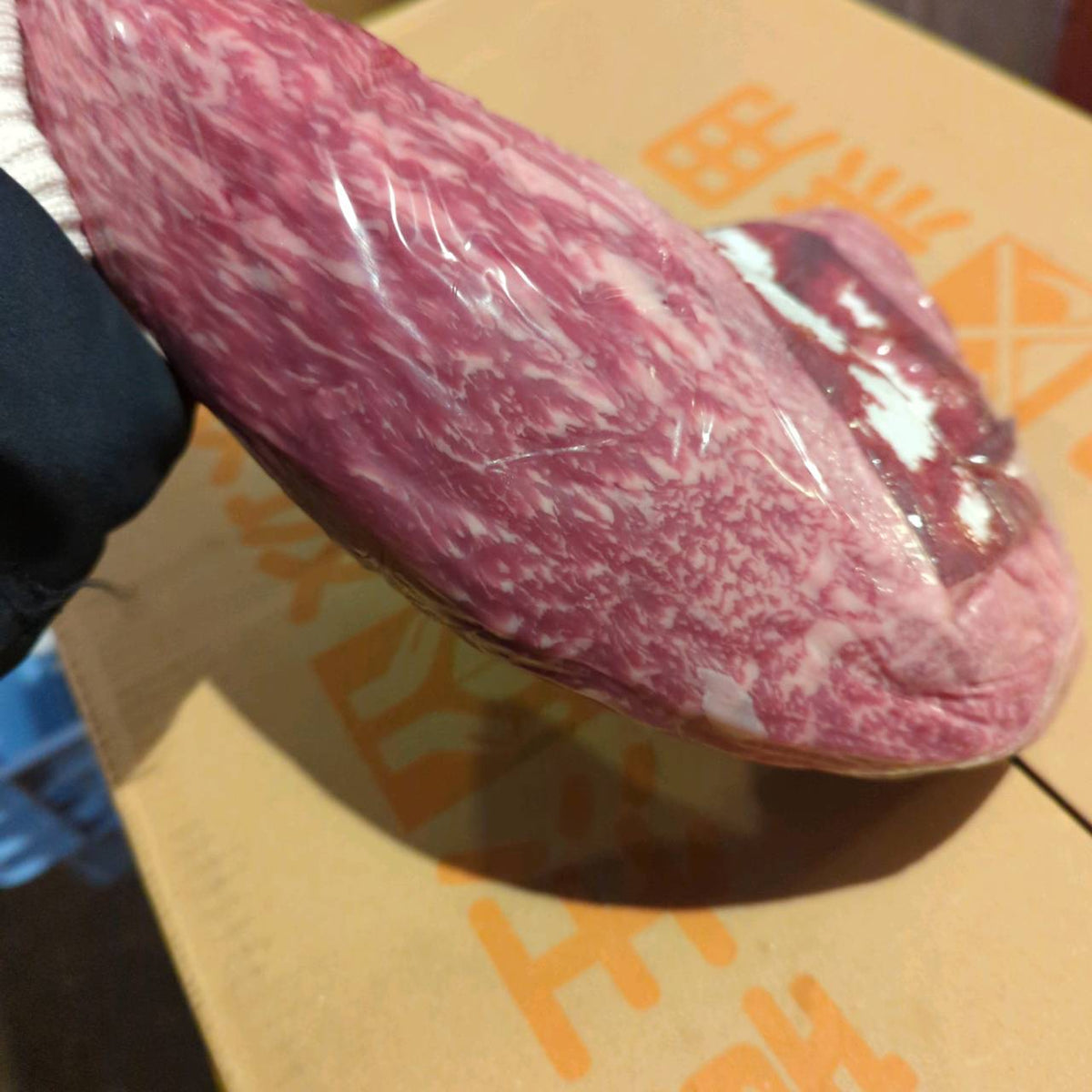 【現物写真】冷蔵  国産交雑牛トモサンカク  155左 1.9kg 単価6,180/kg（税込） 賞味期限2026年11月21日