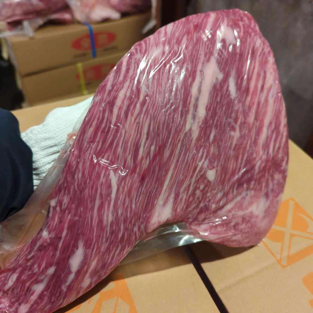 【現物写真】冷蔵  国産交雑牛トモサンカク  16左 2.1kg 単価6,280/kg（税込） 賞味期限2026年11月20日