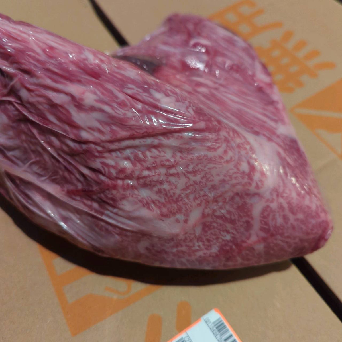 【現物写真】冷蔵  国産交雑牛トモサンカク  16左 2.1kg 単価6,280/kg（税込） 賞味期限2026年11月20日