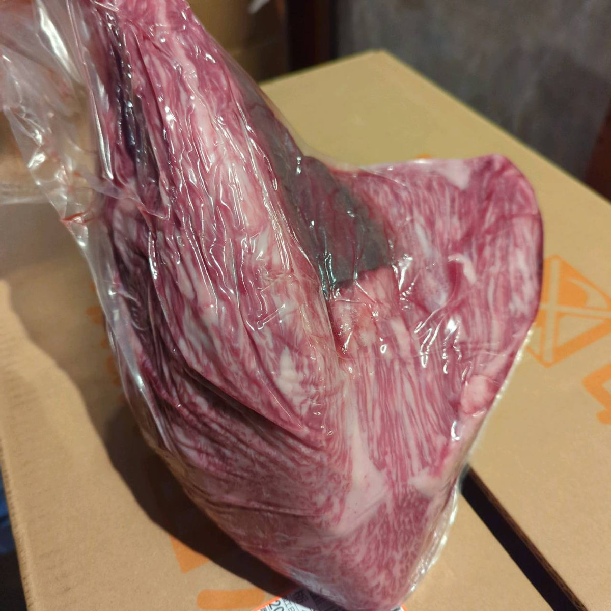 【現物写真】冷蔵  国産交雑牛トモサンカク  16左 2.1kg 単価6,280/kg（税込） 賞味期限2026年11月20日