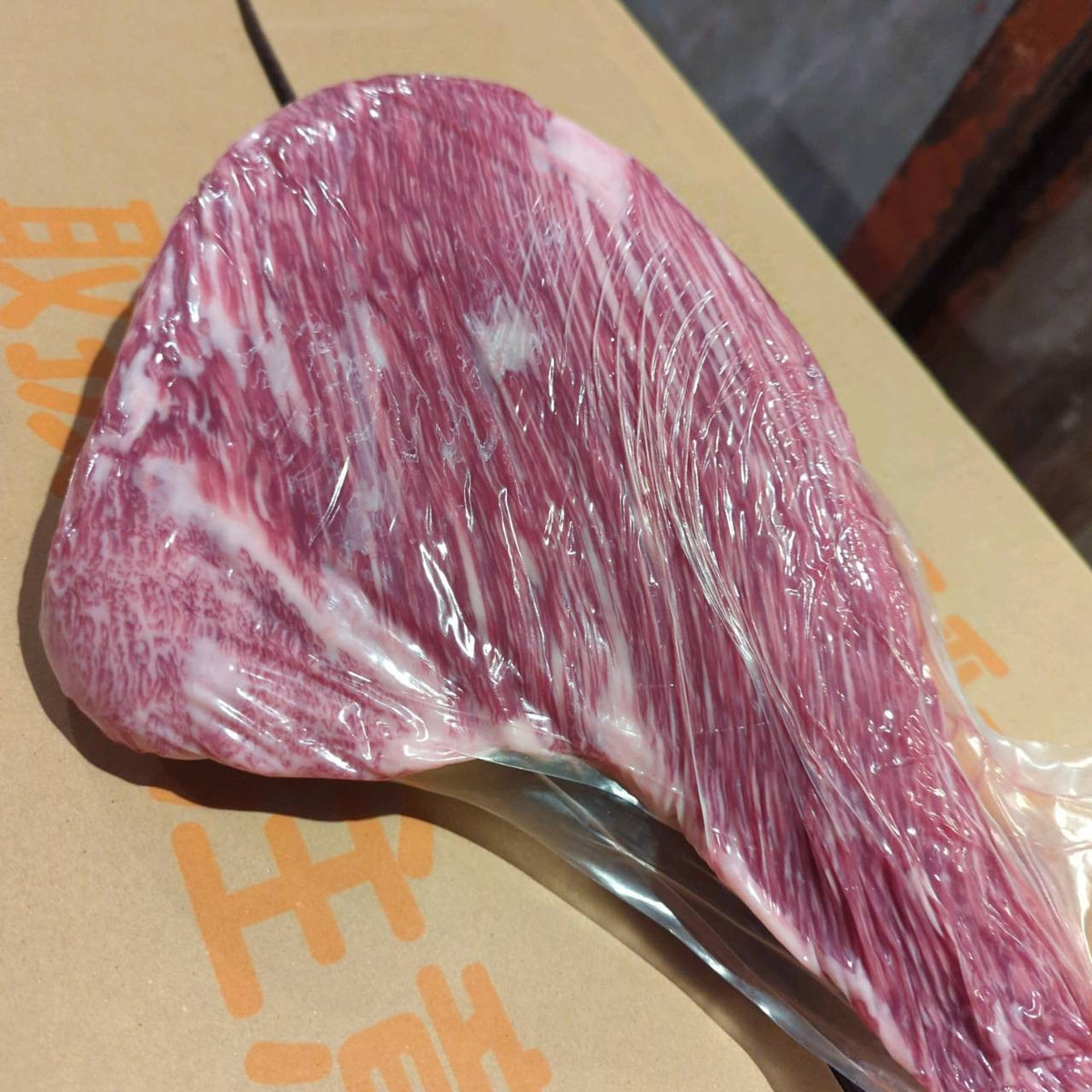 【現物写真】冷蔵 国産交雑牛トモサンカク 栃木県産 16右 2.1kg 単価6,150/kg（税込） 賞味期限2026年11月20日