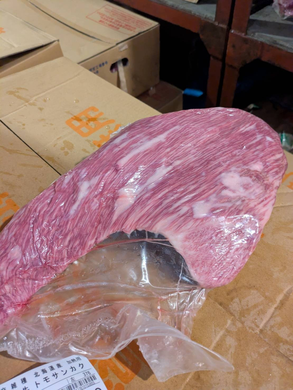 【現物写真】【冷凍】 国産交雑牛トモサンカク 北海道産 376左 1.9kg 単価4,300/kg（税込） 賞味期限2028年10月18日