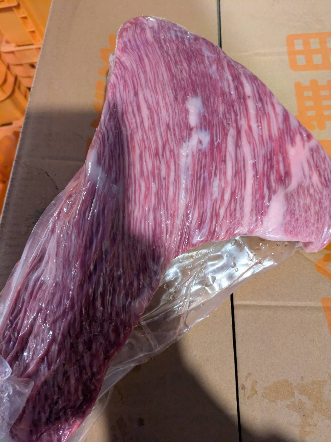 【現物写真】【冷凍】 国産交雑牛トモサンカク 北海道産 379左 1.9kg 単価4,300/kg（税込） 賞味期限2028年10月18日