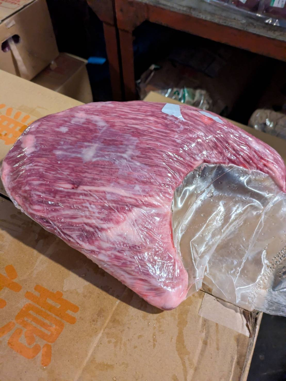 【現物写真】【冷凍】 国産交雑牛トモサンカク 北海道産 379右 1.9kg 単価4,300/kg（税込） 賞味期限2028年10月18日