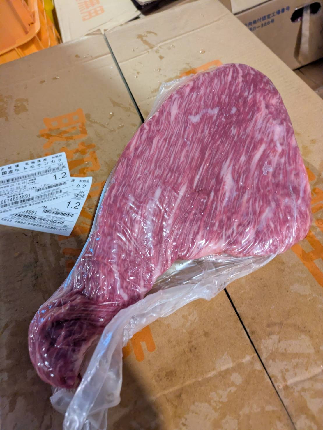 【現物写真】【冷凍】 国産交雑牛トモサンカク 北海道産 384左 1.2kg 単価4,300/kg（税込） 賞味期限2028年10月18日