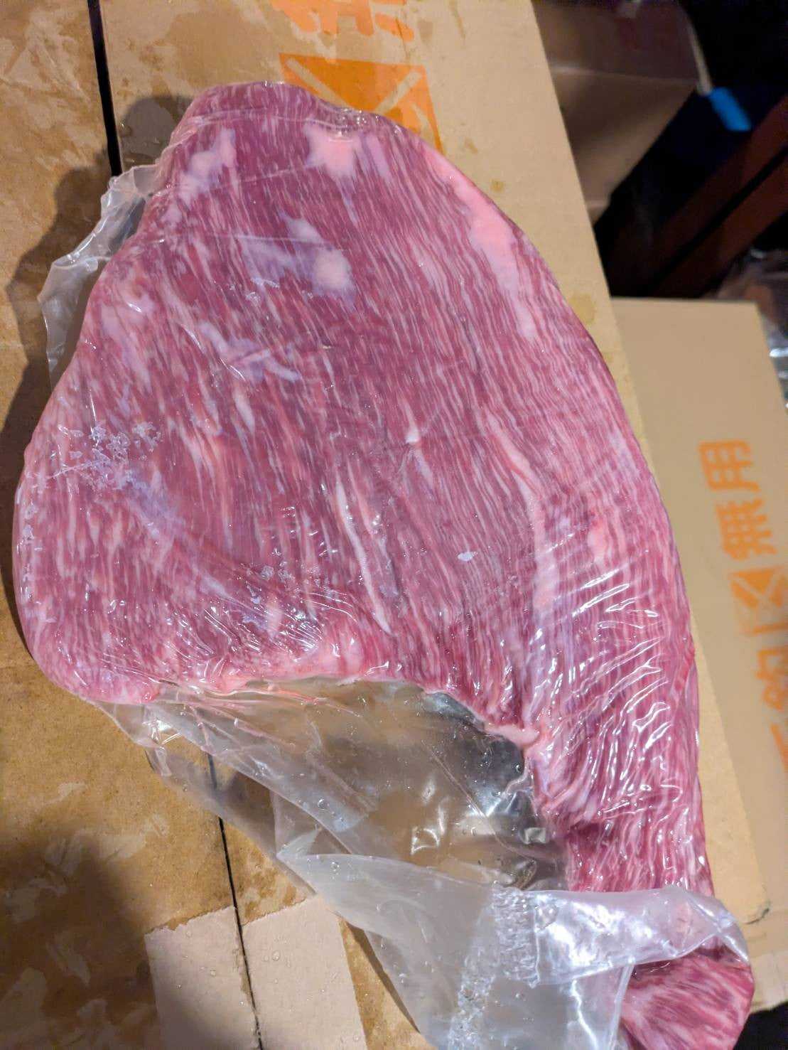 【現物写真】【冷凍】 国産交雑牛トモサンカク 北海道産 384右 1.1kg 単価4,300/kg（税込） 賞味期限2028年10月18日