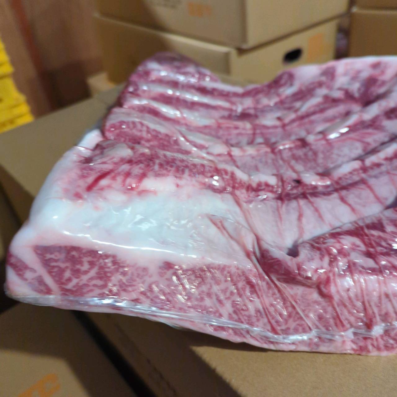 【写真現物】三角バラ　4番クラス　国産交雑牛　7.4kg　512左　上カルビ　単価3,380/kg（税込）
