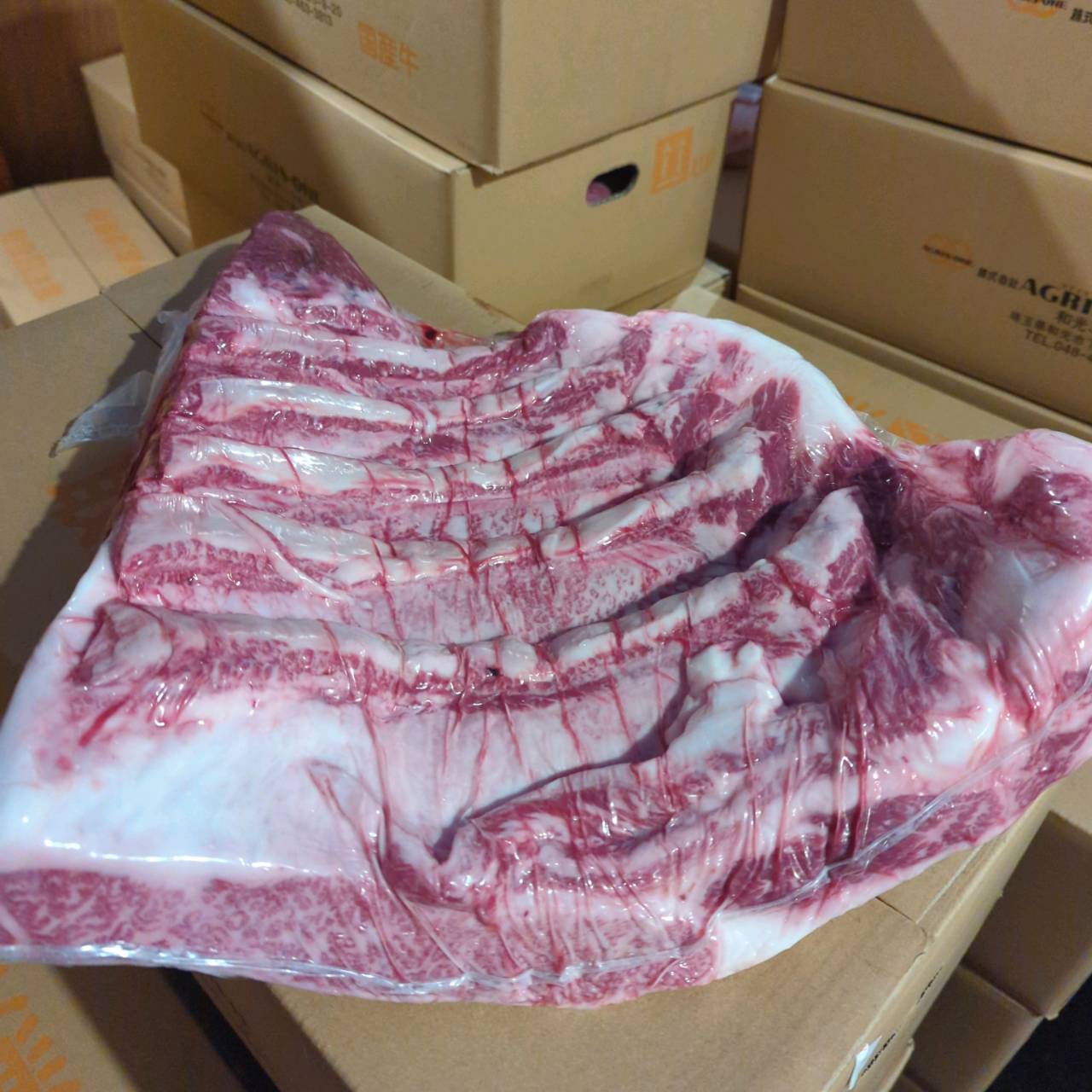 【写真現物】三角バラ　4番クラス　国産交雑牛　7.4kg　512左　上カルビ　単価3,380/kg（税込）