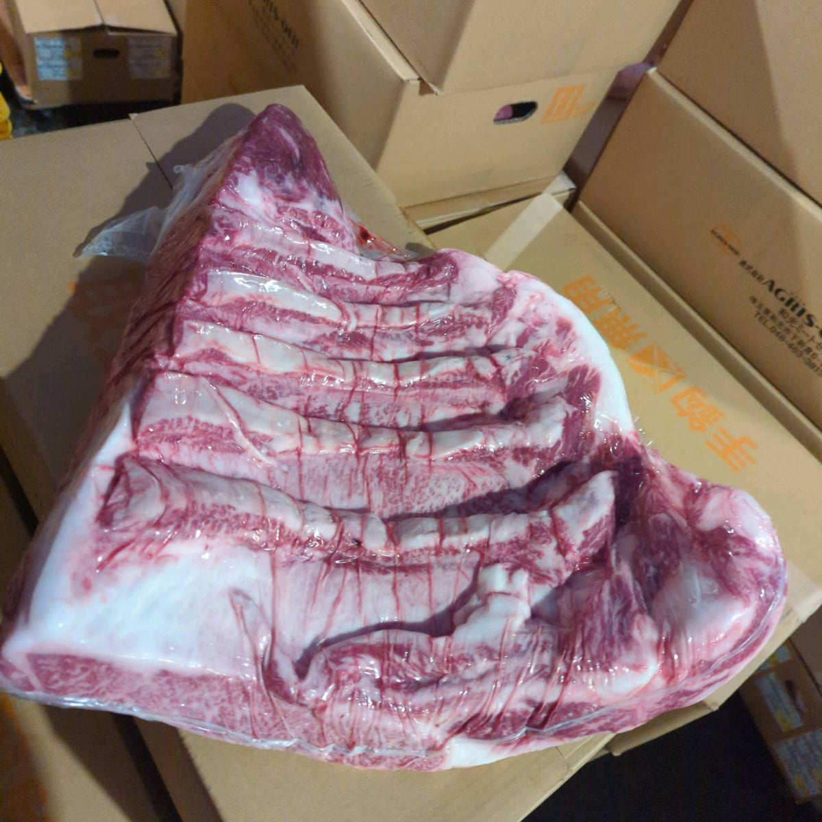 【写真現物】三角バラ　4番クラス　国産交雑牛　7.4kg　512左　上カルビ　単価3,380/kg（税込）