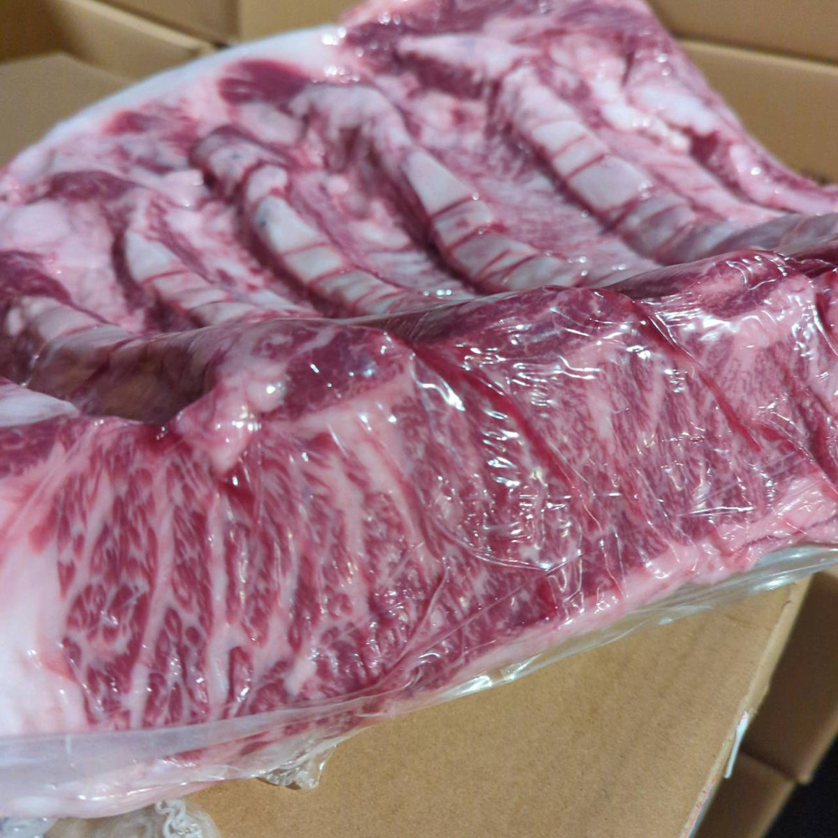 【写真現物】三角バラ　4番クラス　国産交雑牛　7.4kg　512左　上カルビ　単価3,380/kg（税込）