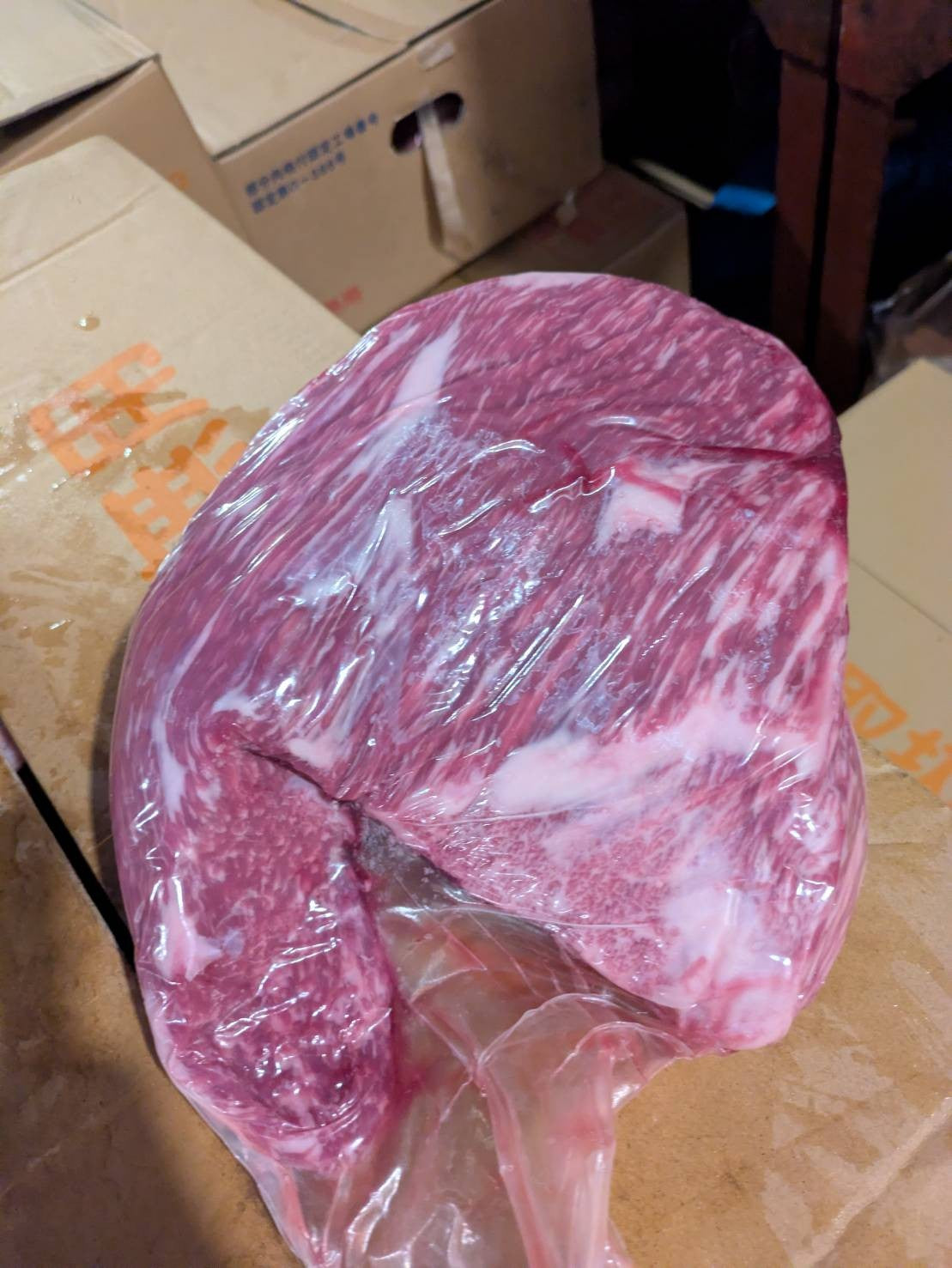 【現物写真】【冷凍】 国産交雑牛トモサンカク 埼玉県産 559左 1.7kg 単価4,300/kg（税込） 賞味期限2028年10月18日