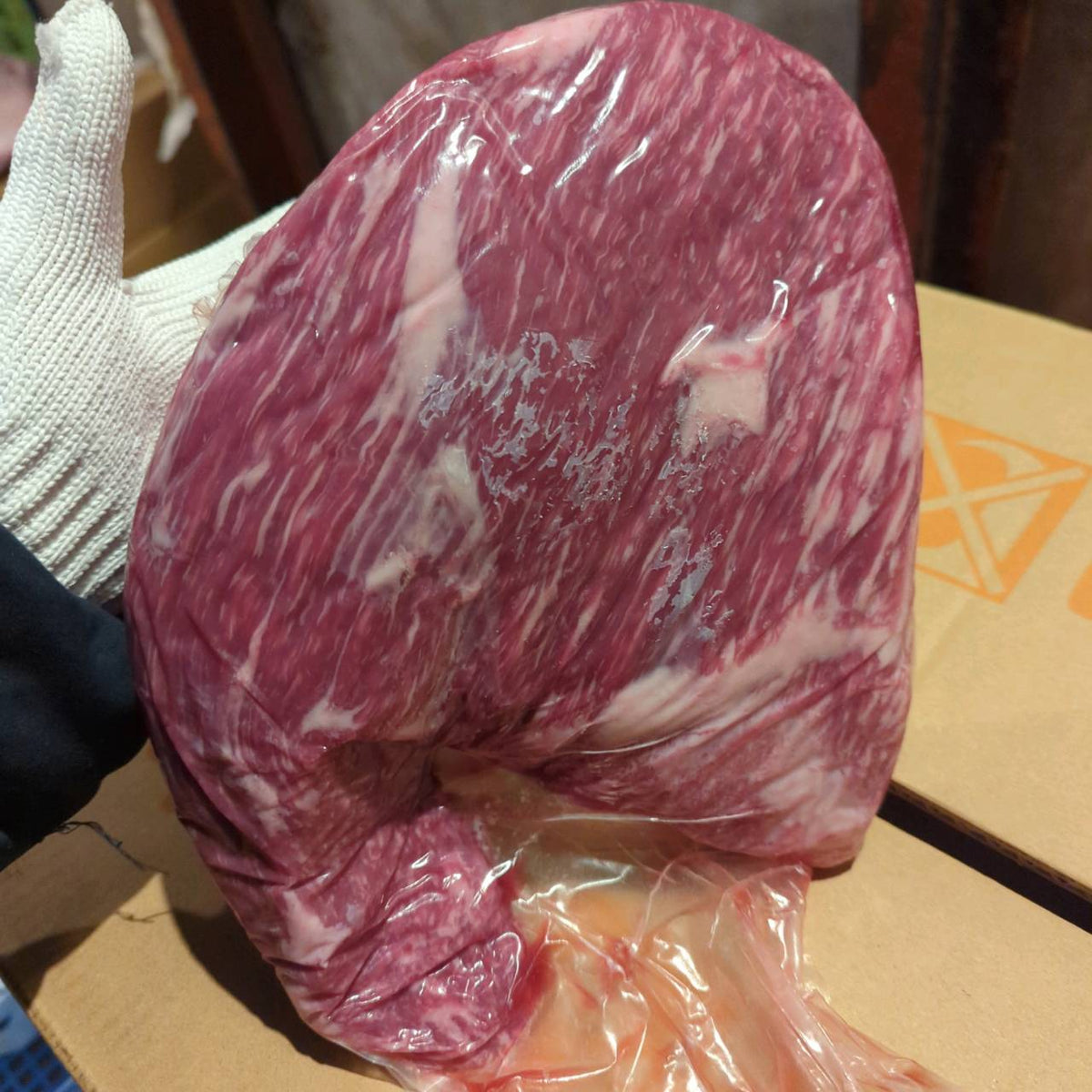 【現物写真】冷蔵  国産交雑牛トモサンカク  559左 1.7kg 単価6,180/kg（税込） 賞味期限2026年11月01日