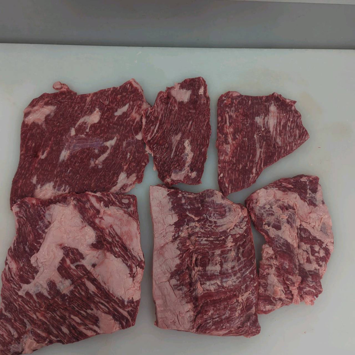 カルビ切り落とし3番クラス　国産交雑牛【冷凍】トモバラ　焼材　単価4330円/kg（税込み）