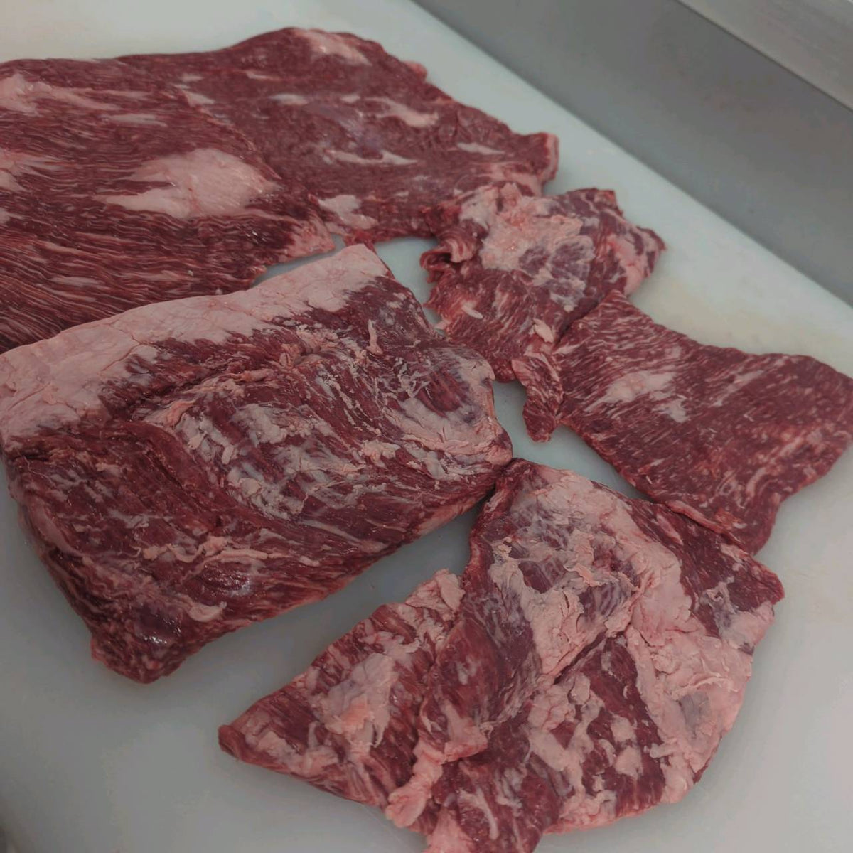 カルビ切り落とし3番クラス　国産交雑牛【冷凍】トモバラ　焼材　単価4330円/kg（税込み）