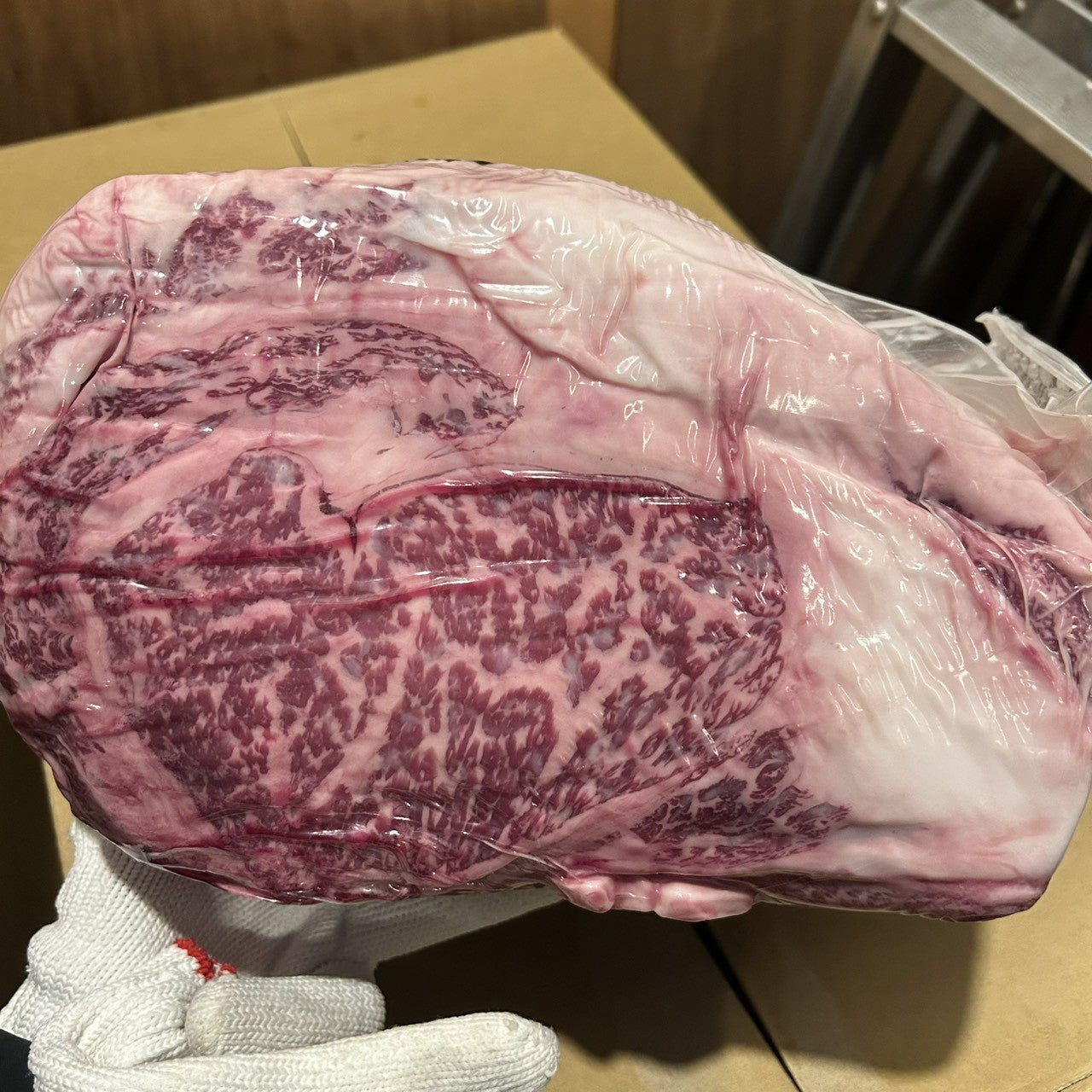 【現物写真】冷蔵 国産交雑牛リブロース 北海道産 6441右 8.1kg 単価5,500/kg（税込） 賞味期限2026年11月02日