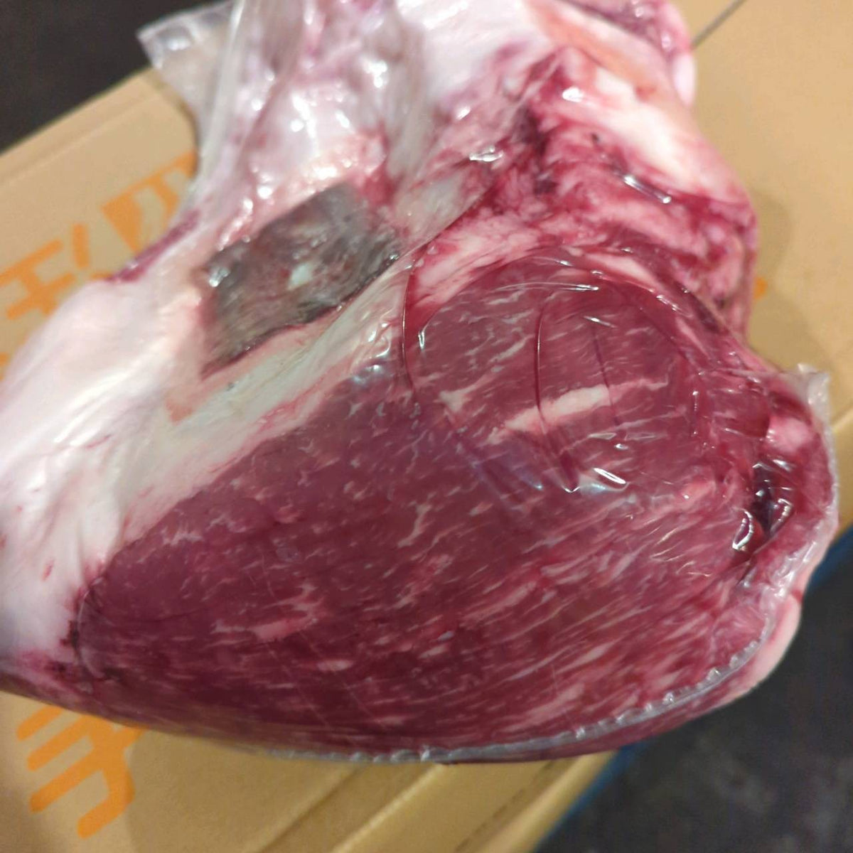 【現物写真】冷蔵 国産交雑牛イチボ 埼玉県産 93右 5.7kg 単価3,980/kg（税込） 賞味期限2026年11月21日